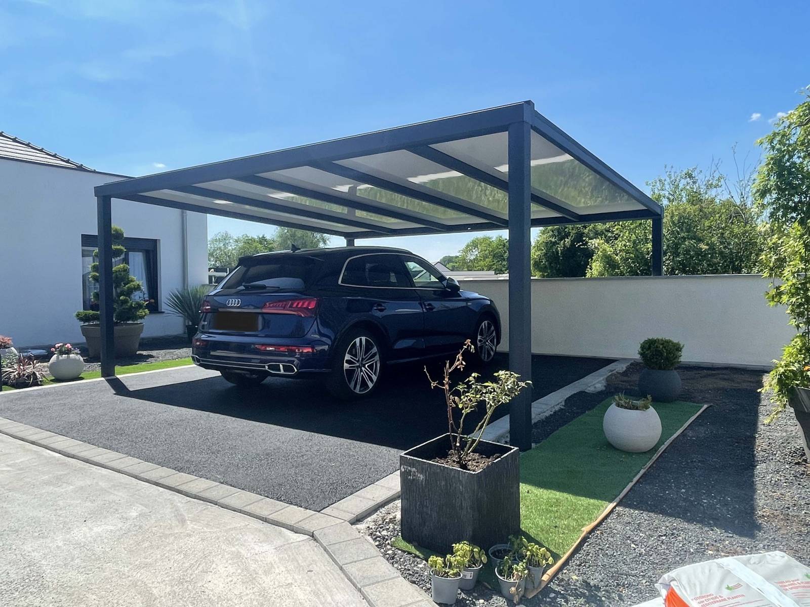 Prix carport en aluminium sur mesure avec ruban LED et panneau sandwich acoustique de 32 mm vers Troyes 10000 dans l'Aube