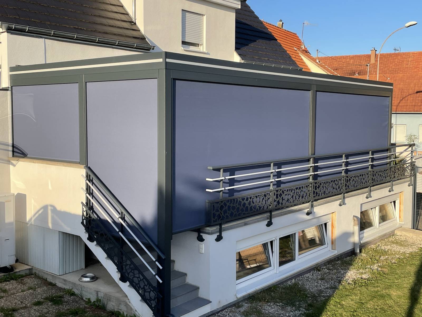 Pergola à Toit Plat Luminium avec Stores Zip sur les Côtés dans le département de l'Aube