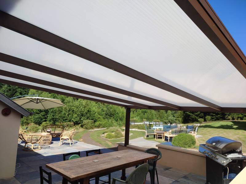 Proposer des solutions pour profiter des jardins toute l’année avec des pergolas offrant une protection contre la pluie à Perpignan 66000